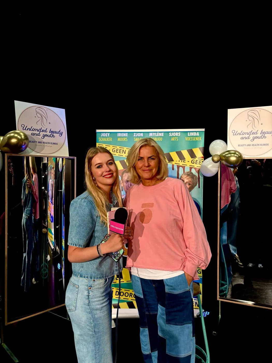 Emmaly interviewt een gast bij een evenement