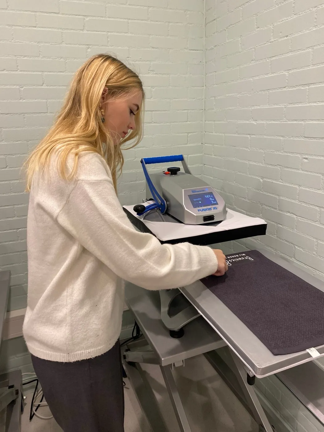 Emmaly drukt merchandise met een transferpers