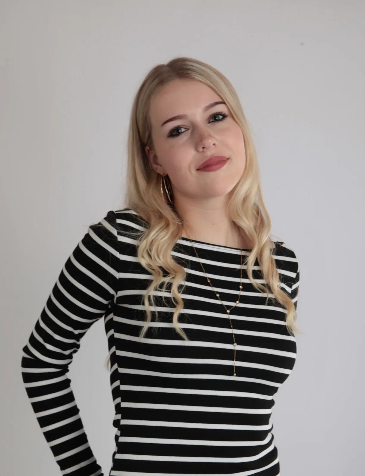 Portret van Emmaly in een gestreepte trui